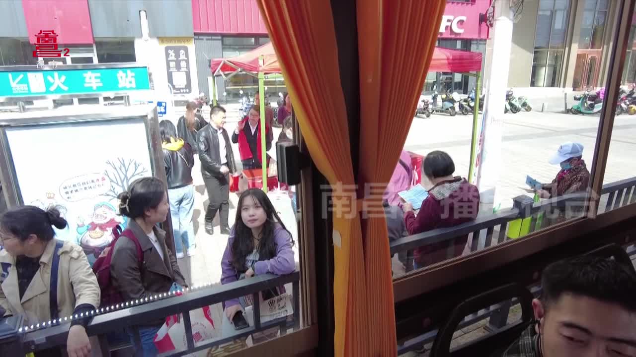 坐着铛铛车 打卡南昌城